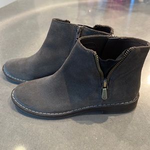 CLARKS TAUPE GRAY SUEDE BOOTIES